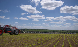 The Karan sprayer is equipped with an inertial sensor that monitors the boom’s position in real time, and ultrasonic sensors that measure the distance between the boom and the ground. The system’s high responsiveness and an innovative shock-absorbing parallelogram mechanism enable operation at very high forward speeds (Kuhn)
